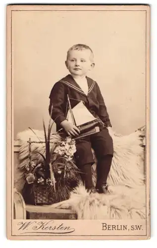 Fotografie W. Kersten, Berlin-SW, Krausen-Strasse 35, Portrait kleiner Junge im Matrosenanzug mit Spielzeugboot