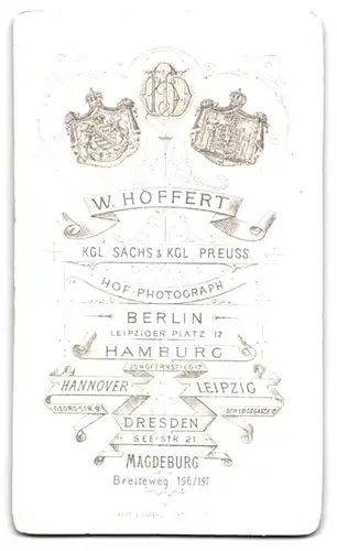 Fotografie W. Höffert, Berlin, Leipziger Platz 12, Portrait modisch gekleideter Jung mit Spielzeugpferd und Peitsche