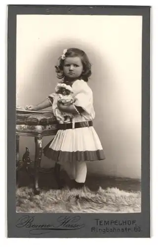 Fotografie Benno Hasse, Berlin-Tempelhof, Ringbahnstrasse 60, Portrait kleines Mädchen im Kleid mit Puppe