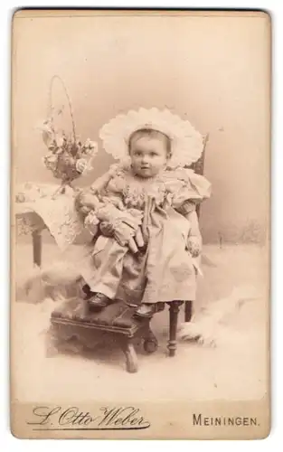 Fotografie L. Otto Weber, Meiringen, Bismarck-Strasse 15, Portrait kleines Mädchen im Kleid mit Puppe