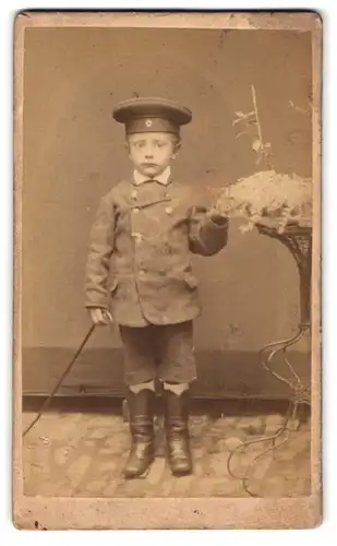 Fotografie unbekannter Fotograf und Ort, Kleiner Junge in zeitgenössischer Kleidung