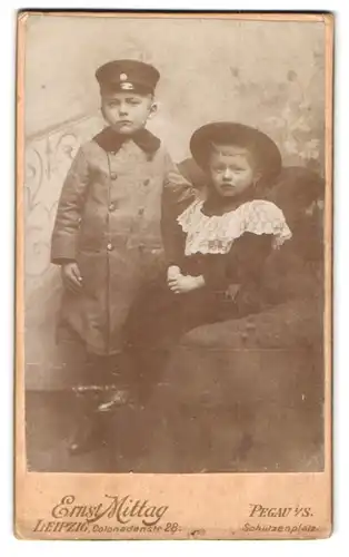 Fotografie Ernst Mittag, Leipzig, Kolonnadenstrasse 28, Kleiner Soldat im Uniformmantel und Schirmmütze mit Mädchen