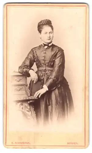 Fotografie E. Schroeter, Meissen, Obergasse 597, Portrait junge Dame im Kleid mit Flechtfrisur