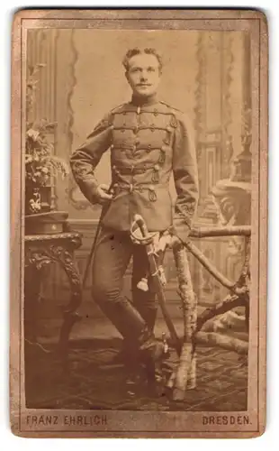 Fotografie Franz Ehrlich, Dresden, Königsbrückerstrasse 50, Husar in Uniform mit Säbel und Schlagband