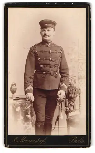 Fotografie A. Menzendorf, Berlin, Unter den Linden 15, Husar Otto Hewald in Uniform mit säbel und Schlagband