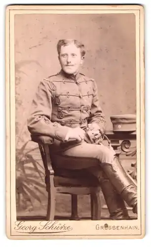 Fotografie Georg Schütze, Grossenhain, Johannesallee 64b, Husar in Uniform auf Stuhl sitzend