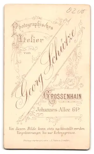 Fotografie Georg Schütze, Grossenhain, Johannesallee 64b, Husar in Uniform auf Stuhl sitzend