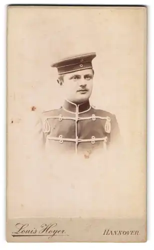 Fotografie Louis Heyer, Hannover, Vahrenwalderstrasse 104, Portrait Husar in Uniform mit Mütze