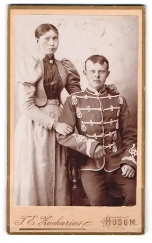 Fotografie T. E. Zacharias, Husum, Neustadt 172, Husar in Uniform nebst Gattin