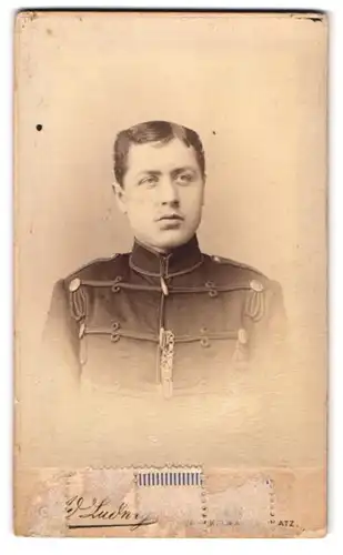 Fotografie Atelier Ludwig, Stendal, Winckelmanns-Platz, Portrait Husar in Uniform, Husaren-Regiment 10
