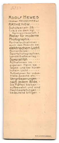 Fotografie Adeolf Mewes, Rathenow, Schützenstr. 28, Husar in Uniform mit Mantel & Säbel