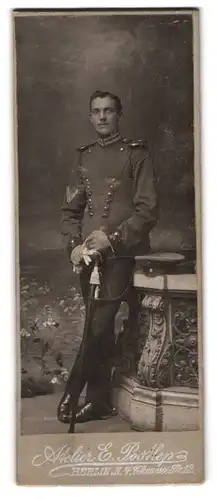 Fotografie Atelier E. Postlep, Berlin, Chausseestrasse 12, Gefreiter Garde-Ulan in Uniform mit Säbel