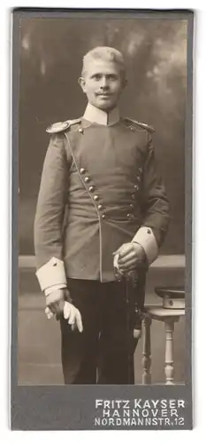 Fotografie Fritz Kayser, Hannover, Nordmannstr. 12, Ulan D. Schulken in Uniform mit Epauletten und Säbel