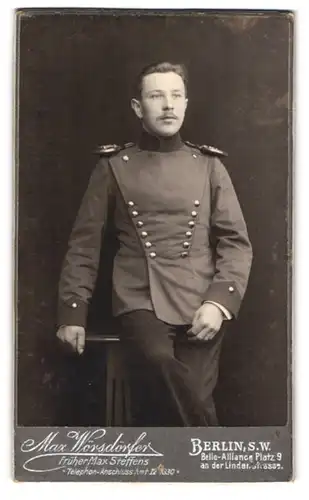 Fotografie Max Wörsdörfer, Berlin, Belle-Alliance-Platz 9, Portrait Ulan in Uniform mit Epauletten, Ulanen-Rgt. 6