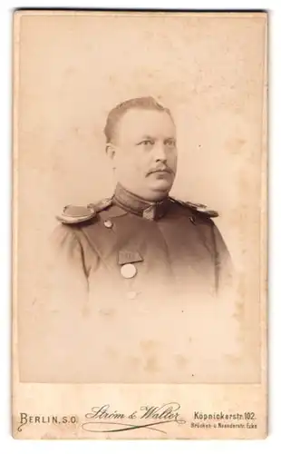 Fotografie Strom & Walter, Berlin, Köpnickerstrasse 102, Portrait Uffz. Ulan im 1. Garde-Ulanen-Regiment mit Orden