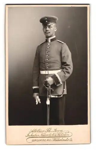 Fotografie Theodor Joop, Bromberg, Wilhelmstrasse 15, Dragoner in Uniform mit Säbel & Schirmmütze