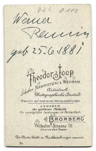 Fotografie Theodor Joop, Bromberg, Wilhelmstrasse 15, Dragoner in Uniform mit Säbel & Schirmmütze