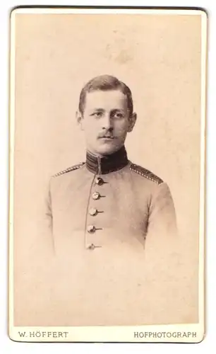 Fotografie W. Höffert, Berlin, Unter den Linden 24, Portrait Einjährig Freiwilliger in Uniform