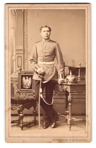 Fotografie F. Gericke, Berlin-Kreuzberg, Skalitzerstrasse 54c, Garde Soldat in uniform nebst Pickelhaube