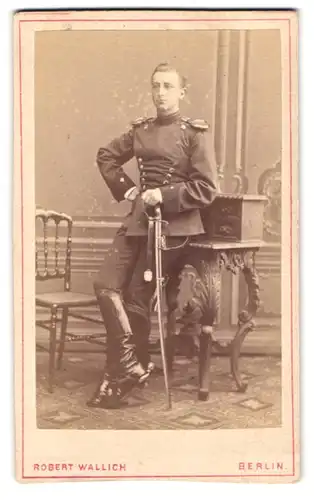 Fotografie Robert Wallich, Berlin, Louisenstrasse 23, Ulan in Uniform mit Epauletten, Säbel & Portepee