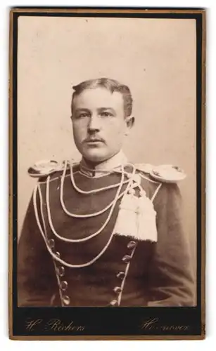 Fotografie H. Richers, Hannover, Cellerstrasse 146, Portrait Ulan in Paradeuniform mit Epauletten