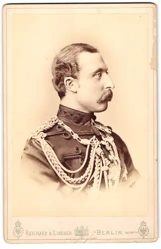 Fotografie Reichard & Lindner, Berlin, Portrait Prinz Albert Victor Duke of Clarence-Avondale in Husaren-Uniform