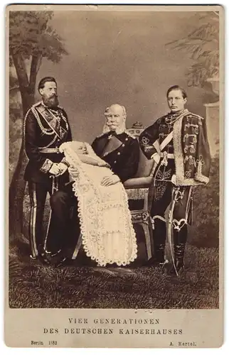 Fotografie Vier Generationen Hohenzollern, Wilhelm I., Friedrich III., Kaiser Wilhelm II., Kronprinz Wilhelm v. Preussen