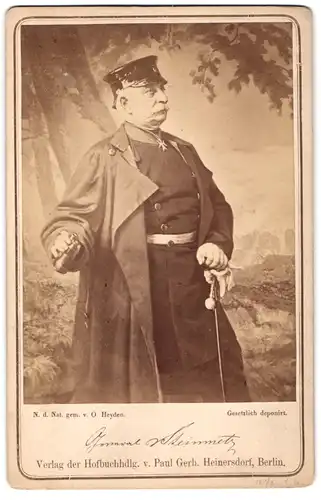 Fotografie General Steinmetz mit Feldstecher & Orden, Portrait nach einem Gemälde von O. Heyden
