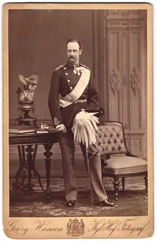 Fotografie Georg Hansen, Kiöbenhavn, Friedrich VIII. König von Dänemark in Uniform mit Orden