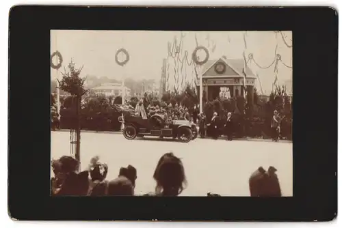 2 Fotografien Kronprinz Wilhelm von Preussen bei einer Parade im Auto, Hochrangige Offiziere & Militärorchester