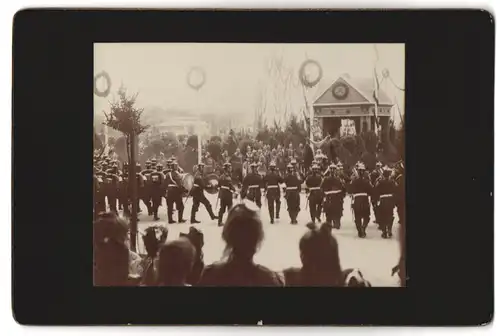 2 Fotografien Kronprinz Wilhelm von Preussen bei einer Parade im Auto, Hochrangige Offiziere & Militärorchester