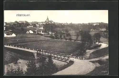 AK Pribyslav, Strassenpartie mit Brücke am Ortseingang