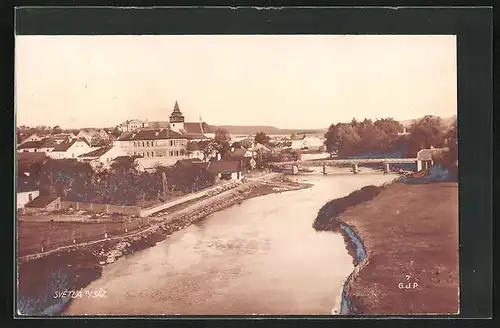 AK Svetlá n. Sáz., Blick vom Fluss auf den Ort