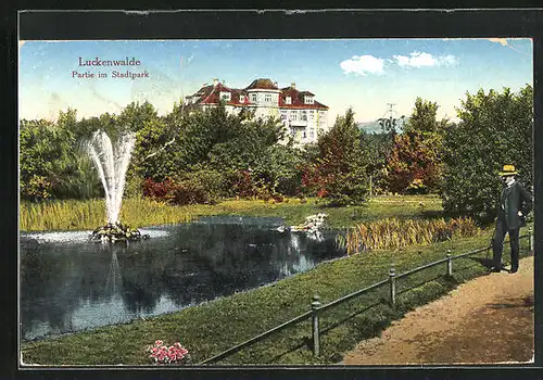 AK Luckenwalde, Partie im Stadtpark mit Fontäne