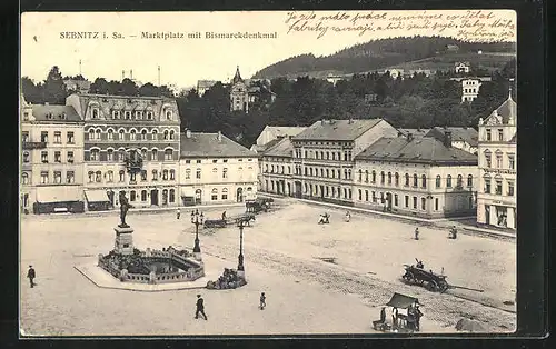 AK Sebnitz i. Sa., Marktplatz mit Geschäften und Bismarckdenkmal