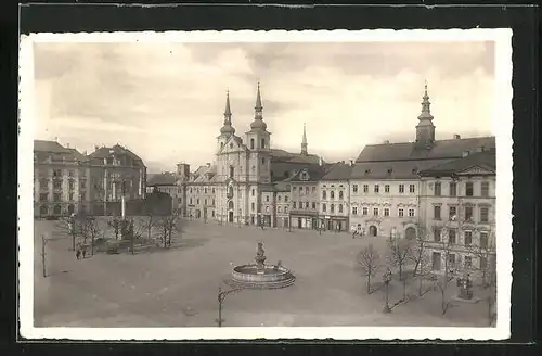 AK Iglau, Marktplatz mit Brunnen und Denkmal