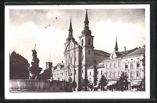 AK Iglau, Strassenpartie mit Gebäudeansicht und Brunnen