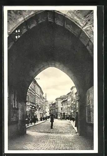 AK Iglau, Durchblick durch Frauentor in die Strasse Frauengasse