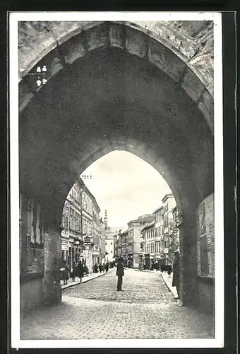 AK Iglau, Durchblick durch Frauentor in die Strasse Frauengasse