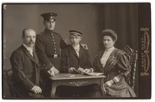 Fotografie Ernst Rost, Dresden, Wettinerstrasse 15, Familie zu Tisch mit Soldaten- und Studentensohn, Pio. 12