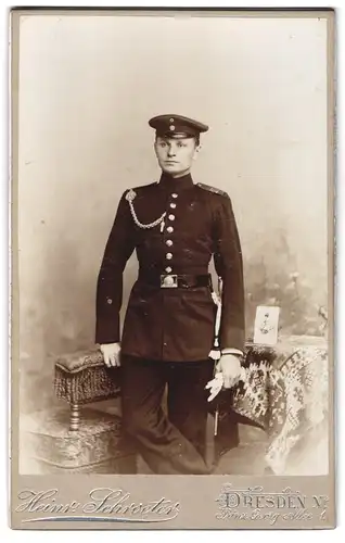 Fotografie Heinrich Schroeter, Dresden, Prinz Georg Allee 1, Soldat des IR 177 mit Schützenschnur und Bajonett