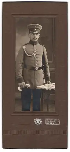 Fotografie Gustav Kneisel, Plauen i. V., Junger Soldat des IR 134 mit Schützenschnur und Bajonett