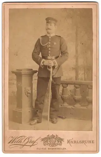 Fotografie Wilh. Graf, Badenweiler, Am Waldwege, Soldat des IR 108 mit Säbel und Schützenschnur