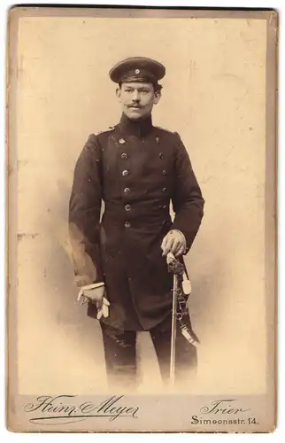 Fotografie Heinr. Meyer, Trier, Simeonsstrasse 14, Soldat des IR 29 mit Säbel und Portepee