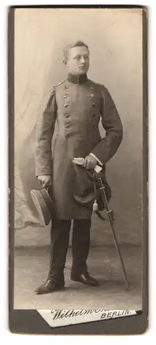 Fotografie Wilhelm Stein, Berlin, Chausseestrasse 65/66, Soldat des Kaiser Alexander Garde-Grenadier-Regiments 1 m. Säbel