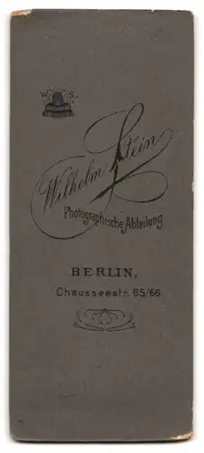 Fotografie Wilhelm Stein, Berlin, Chausseestrasse 65/66, Soldat des Kaiser Alexander Garde-Grenadier-Regiments 1 m. Säbel