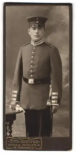 Fotografie Otto Hoeffke, Berlin, Prinzenstrasse 11, Junger Soldat des Kaiser Alexander Garde-Grenadier-Regiment
