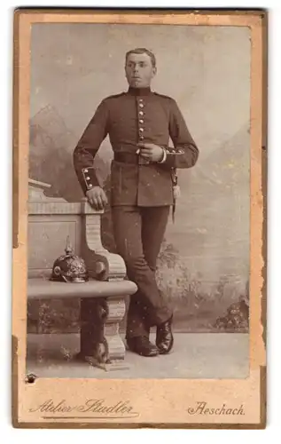 Fotografie Atelier Stadler, Aeschach, Junger Soldat mit Pickelhaube und Bajonett mit Zigarre in der Hand des IR 20