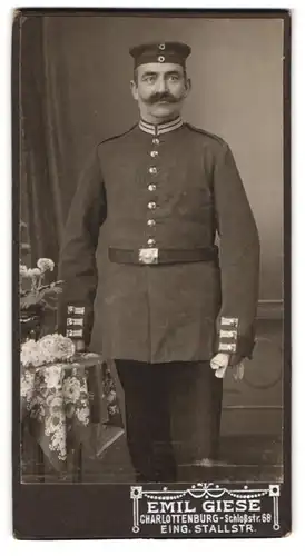 Fotografie Emil Giese, Berlin-Charlottenburg, Schlossstrasse 68, Gestandener Soldat des Garde-Gren. Rgt. 3 trägt Krätzchen