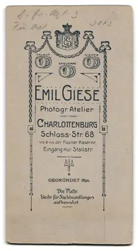 Fotografie Emil Giese, Berlin-Charlottenburg, Schlossstrasse 68, Gestandener Soldat des Garde-Gren. Rgt. 3 trägt Krätzchen